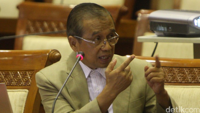 Wakil Ketua KPK Busyro Muqodas  menyampaikan visi dan misinya dalam fit and proper test yang dilakukan oleh  Komisi III DPR di gedung Parlemen, Senayan, Jakarta,  Rabu (3/12/2014).  Busyro yang juga mantan Ketua Komisi Yudisial itu dinilai bisa memberikan pernyataan langsung terkait permasalahan.