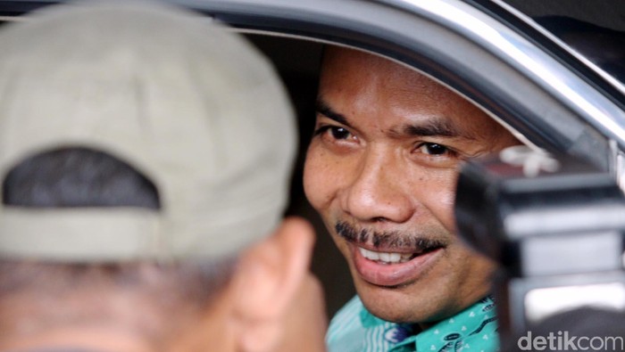 Menteri Perencanaan Pembangunan Nasional/Kepala Badan Perencanaan Pembangunan Nasional, Andrinof Chaniago keluar dari kantor Komisi Pemberantasan Korupsi usai melapor Laporan Harta Kekayaan Penyelenggara Negara, Jakarta Selatan, Kamis (4/12). Andrinof mengaku memiliki harta tak lebih dari Rp. 10 Miliar.
