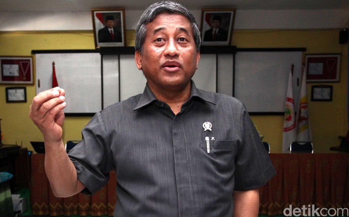 Menteri Pendidikan dan Kebudayaan Mohammad Nuh melakukan inspeksi mendadak terhadap pelaksanaan uji kompetensi guru (UKG) di SMP 19 Jakarta, Senin (30/7/2012). Dalam kunjungannya, ia menilik ruang ujian dan berdialog langsung dengan para guru. File/DetikFoto.