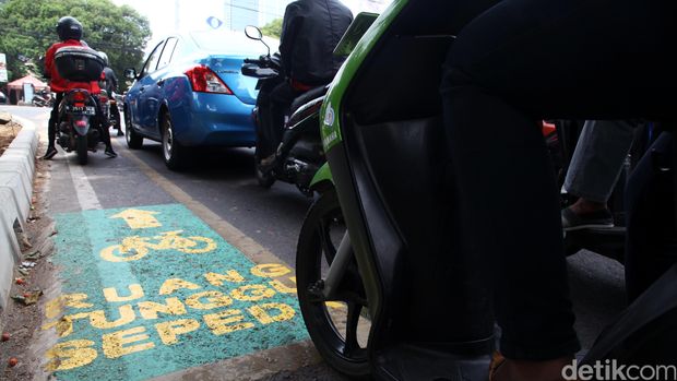 Saling serobot dengan kendaraan lain kerap terjadi di jalur khusus sepeda