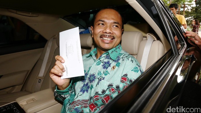 Menteri Perencanaan Pembangunan Nasional/Kepala Badan Perencanaan Pembangunan Nasional, Andrinof Chaniago keluar dari kantor Komisi Pemberantasan Korupsi usai melapor Laporan Harta Kekayaan Penyelenggara Negara, Jakarta Selatan, Kamis (4/12). Andrinof mengaku memiliki harta tak lebih dari Rp. 10 Miliar.