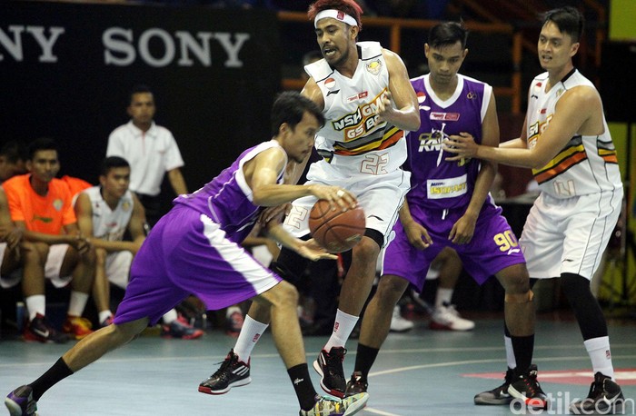 CLS Knights Surabaya benamkan NSH GMC GSBC Jakarta dengan skor (68-46), dalam lanjutan Speedy NBL Indonesia 2014-2015 Seri I Jakarta. Pertandingan ini berlangsung di Hall Basket Senayan, Jakarta, Kamis (04/12).