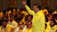 Kubu yang tidak setuju dengan Munas di Bali ini lalu mengadakan Munas Golkar di Ancol yang menghasilkan Agung Laksono sebagai Ketum pada Desember 2014. Pada awal Maret 2015, Kementerian Hukum dan Hak Asasi Manusia Republik Indonesia mengeluarkan surat keputusan yang mensahkan Golkar yang dipimpin oleh Agung Laksono (Foto: Rengga Sancaya)