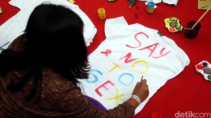 Hari AIDS Sedunia diperingati setiap tanggal 1 Desember. Sejumlah peserta anak pun yang ikut dalam gelaran Dance4life peringatan hari AIDS Sedunia, mengekspresikan dirinya melalui lukisan di bahan kaos, di Bunderan HI Jakarta, Minggu (07/12). Salah satu peserta, tengah mengekspresikan dirinya lewat seni melukis dibahan kaos.