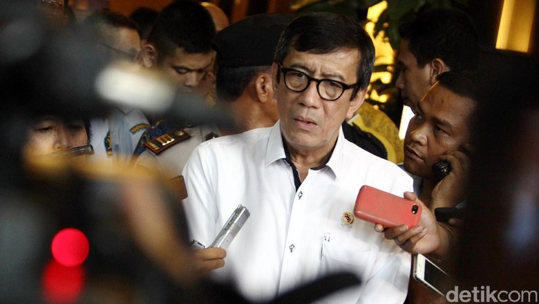 MenkumHAM Yasona Laoly MenkumHAM Yasona Laoly menerima kunjungan perwakilan Partai Golkar dari kubu Agung Laksono Cs, Priyo Budi Santoso di kantornya, Senin (8/12/2014). Kehadirannya itu untuk menyampaikan hasil Munas yang baru saja usai digelar dari tanggal 6-8 Desember 2014 di Hotel Mercure Ancol, Jakarta Utara.