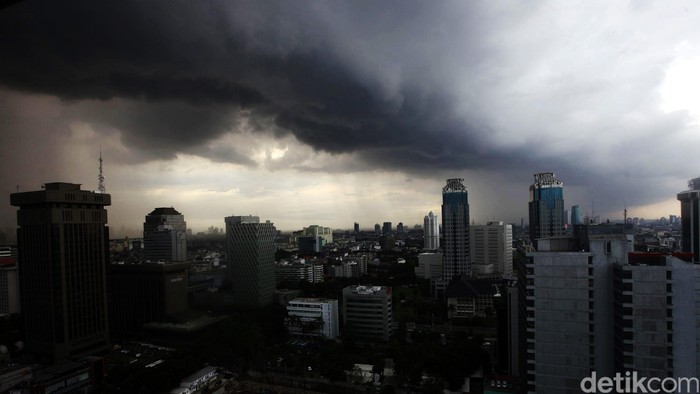 Awan hitam memayungi Ibukota Jakarta, Senin (8/12/2014) sore. Badan Meteorologi, Klimatologi dan Geofisika (BMKG) memperkirakan, puncak musim hujan akan terjadi pada bulan Desember hingga Januari 2015 mendatang.