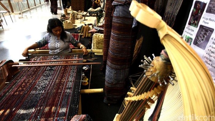 Pameris memamerkan hasil kerajinan mereka di Pameran Katumbiri 2014 di JCC, Jakarta, Rabu (10/12/2014). Pameran Katumbiri ini memamerkan produk kerajinan tekstil, fashion dan aksesoris. Dalam pameran ini juga menampilkan produk kerajinan dalam negeri yang kreatif dan berkualitas untuk menjadi barometer kemajuan industri kreatif dalam kesetaraan gender yang adil.