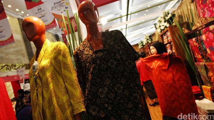 Pameris memamerkan hasil kerajinan mereka di Pameran Katumbiri 2014 di JCC, Jakarta, Rabu (10/12/2014). Pameran Katumbiri ini memamerkan produk kerajinan tekstil, fashion dan aksesoris. Dalam pameran ini juga menampilkan produk kerajinan dalam negeri yang kreatif dan berkualitas untuk menjadi barometer kemajuan industri kreatif dalam kesetaraan gender yang adil.