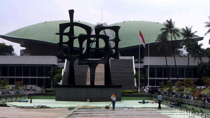 Petugas membersihkan kolan, gedung dan tempat lain di sekitar gedung DPR RI, Senayan, Jakarta, Rabu (10/12). Pembersihan dilakukan disaat anggota dewan tengah reses.