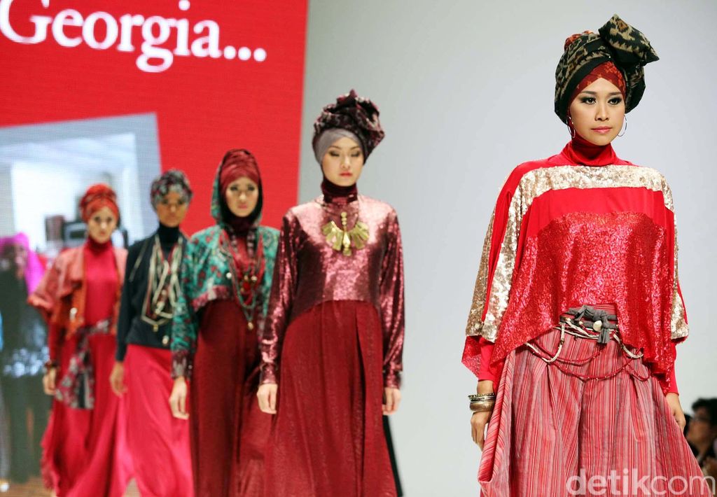 Peragaan busana muslim atau fashion show dari berbagai perancang ternama, turut meramaikan kemeriahan event Indonesia Islamic Fashion Fair (IIFF) 2013, yang dihelat di JCC Senayan, Jakarta, Jumat (31/05). Tahun ini ada 182 brand/desainer yang bergabung dalam IIFF 2013, meningkat dari jumlah tahun lalu yaitu 128 brand/desainer. File/detikFoto.