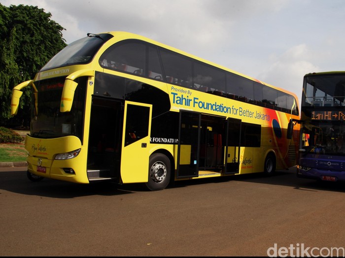 Tahir Foundation menghibahkan 5 bus tingkat pariwisata kepada pemerintah provinsi DKI Jakarta. Bus tersebut memakai chassis Mercedes-Benz ini dapat mengangkut 50 orang lebih, sejauh ini Pemprov DKI baru memiliki 10 bus tingkat wisata gratis. Gubernur Jakarta, Basuki Cahya purnama, Ahok menerima hibah bus.