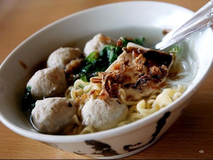 Makan Bakso Panas Plus Es Teh, Enak Sih Tapi Gigi yang Tersiksa