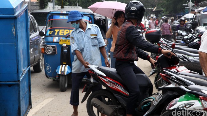 Dishub Derek Paksa Kendaraan yang Nekat Parkir Liar di Thamrin City