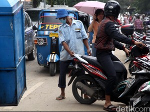 Dishub Derek Paksa Kendaraan yang Nekat Parkir Liar di Thamrin City