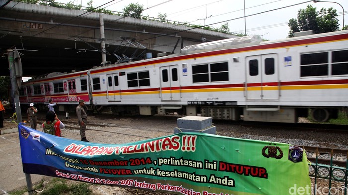 Diduga Bunuh Diri, Seorang Pria Tewas Tertabrak Kereta di Tanjung Barat