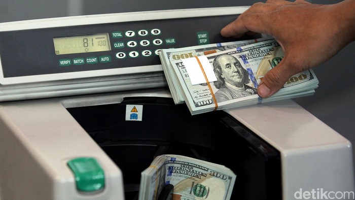 Pelemahan nilai tukar rupiah terhadap dolar Amerika Serikat (AS) semakin tajam, Selasa (16/12/2014). Saat ini, dolar AS sudah mendekati level Rp 12.900.
