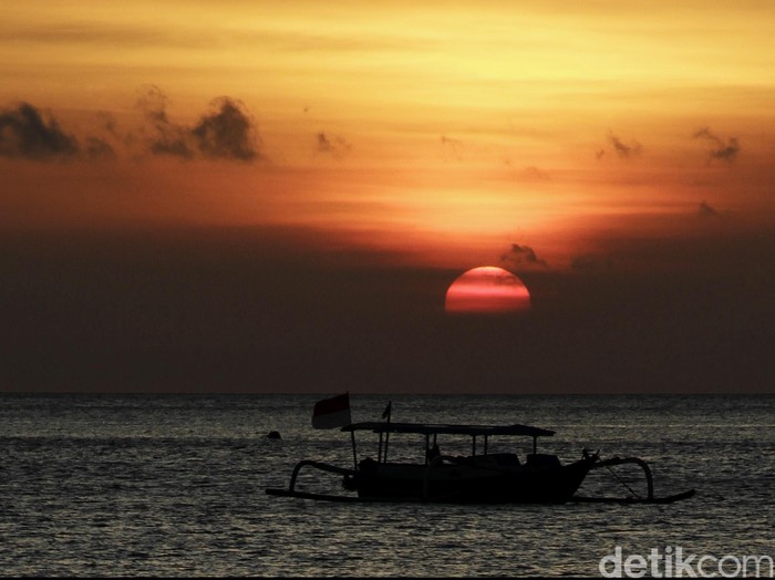 Salah satu keistimewaan Pantai Senggigi di Lombok adalah sunset yang cantik saat senja. Langitnya kuning keemasan, matahari tenggelam. Aktivitas nelayan di pinggir pantai menambah pesona pantai barat di Pulau Lombok itu, Selasa (16/12/2014).