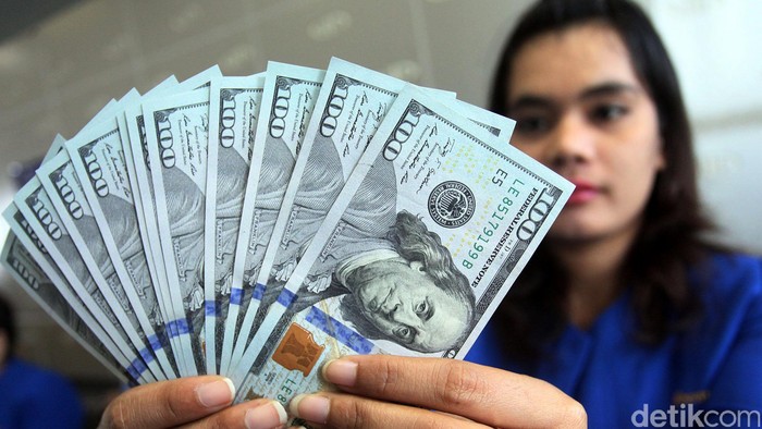 Pelemahan nilai tukar rupiah terhadap dolar Amerika Serikat (AS) semakin tajam, Selasa (16/12/2014). Saat ini, dolar AS sudah mendekati level Rp 12.900.