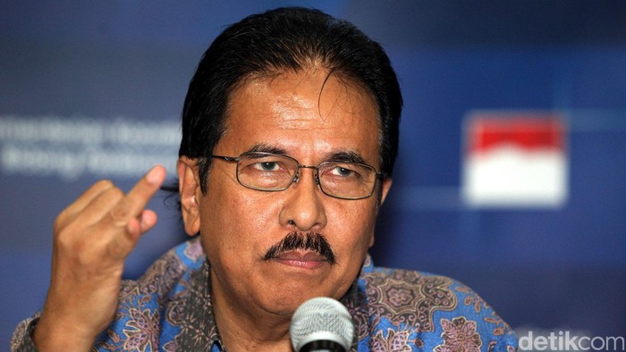Menteri Koordinator Bidang Perekonomian, Sofyan A. Djalil menggelar rapat koordinasi Revisi APBN Tahun 2015, dengan sejumlah kementerian, di kantor Menko Perekonomian, Jalan Lapangan Banteng, Jakarta, Selasa (16/12).
