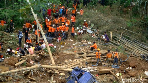 Proses pencarian korban tanah longsor di Banjarnegara, Jawa Tengah, terus dilakukan. Hingga Selasa (16/12) total ada 63 jenazah yang ditemukan.