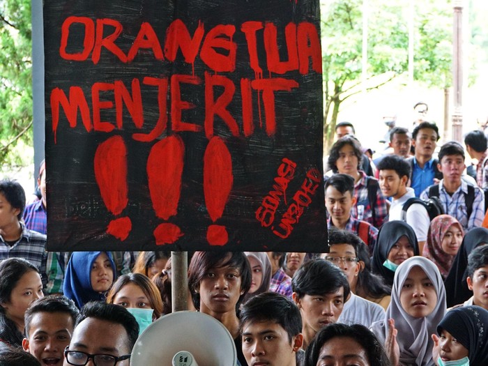 Sejumlah mahasiswa melakukan demonstrasi menolak kebijakan Uang Kuliah Tunggal (UKT), di Universitas Jendral Soedirman (Unsoed) Purwokerto, Banyumas, Jateng, Rabu (17/12). Sejumlah mahasiswa terluka akibat terkena pecahan kaca saat terjadi bentrok, dengan keamanan kampus. Mahasiswa menolak kebijakan UKT yang dinilai memberatkan, dan mengeluhkan masih terjadinya praktek pungutan diluar UKT. ANTARAFOTO/Idhad Zakaria/ed/nz/14.