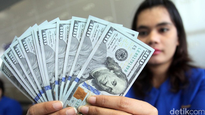 Pelemahan nilai tukar rupiah terhadap dolar Amerika Serikat (AS) semakin tajam. Saat ini, dolar AS sudah mendekati level Rp 12.900. Selasa (16/12/2014), dolar AS berada di posisi Rp 12.890. Menguat cukup tajam dibandingkan penutupan pasar kemarin yaitu di Rp 12.705.