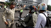Pada 17 Desember 2014, kebijakan tersebut diujicobakan. Ketika itu pemotor yang melanggar masih sekadar ditegur saja. Masih banyak pemotor yang melanggar. Foto: Hasan Alhabshy