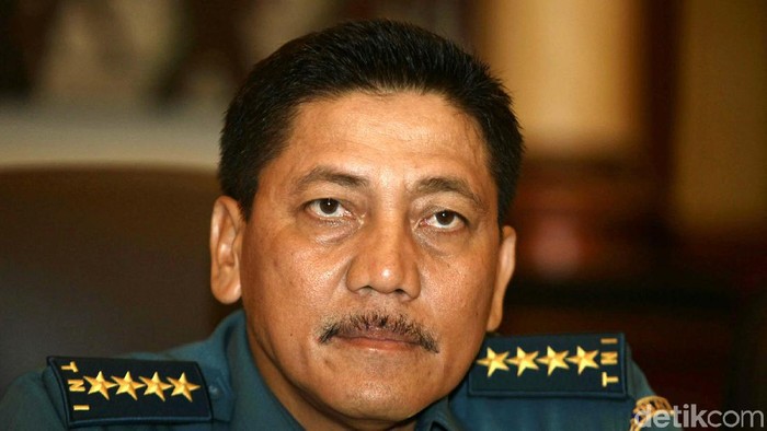 KASAL Laksamana TNI Marsetio saat memberikan keterangan terkait rapat pimpinan di Kementerian Pertahanan, Jakarta, Rabu (17/12/2014). Rapim kali ini bertajuk Pembangunan sistem pertahanan negara yang berkelanjutan, didukung oleh kemandirian industri