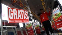Pemprov DKI menyediakan kantong parkir hingga bus gratis sebagai kompensasi atas larangan tersebut. Bus tingkat gratis yang disiapkan kala itu untuk melayani rute: Bundaran HI-Jl MH Thamrin-Jl Medan Merdeka Barat-Simpang Harmoni-Jl Gajah Mada-berputar setelah Halte TransJ Harmoni-Jl Hayam Wuruk-Jl Majapahit-Jl Medan Merdeka Barat-Jl Medan Merdeka Selatan-Berputar di depan Balai Kota-Jl Medan Merdeka Selatan-Jl MH Thamrin-Bundaran HI. Foto: Hasan Alhabshy