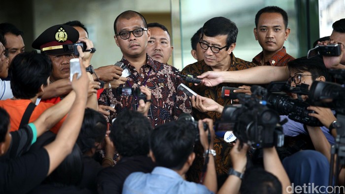 Menkum HAM Yasonna Hamonangan Laoly dan Sekretaris Kabinet Andi Widjajanto medatangi gedung KPK, Jalan HR Rasuna Said, Jakarta Selatan, Kamis (18/12/2014). ‎Kedatangan mereka untuk berdiskusi soal kekosongan satu kursi komisoner di KPK yang ditinggalkan oleh Busyro Muqoddas karena masa tugas sebagai Komisioner KPK sudah berakhir.