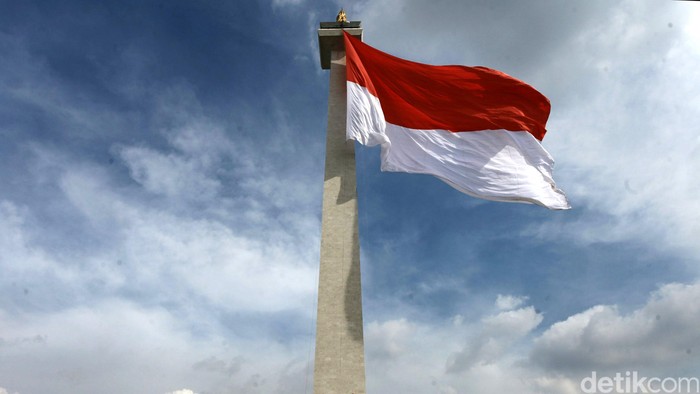 Upacara peringatan Hari Bela Negara digelar di Monumen Nasional (Monas), Jakarta Pusat. Upacara ini diikuti oleh ribuan peserta yang berasal dari TNI, mahasiswa dan pelajar. Bendera raksasa di kibarkar dalam upacara tersebut.