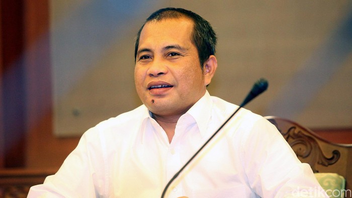 Menteri Desa, Pembangunan Daerah Tertinggal dan Transmigrasi (DPDTT), Marwan Jafar menggelar teleconference dengan pemerintah daerah dan aparatur desa dari Kabupaten Lampung Timur dan Tasikmalaya, di Kantor Kementerian DPDTT, Jakarta, Senin (22/12). Tujuan teleconference untuk mengecek kesiapan desa menerima alokasi dana desa (ADD) tahun 2015.
