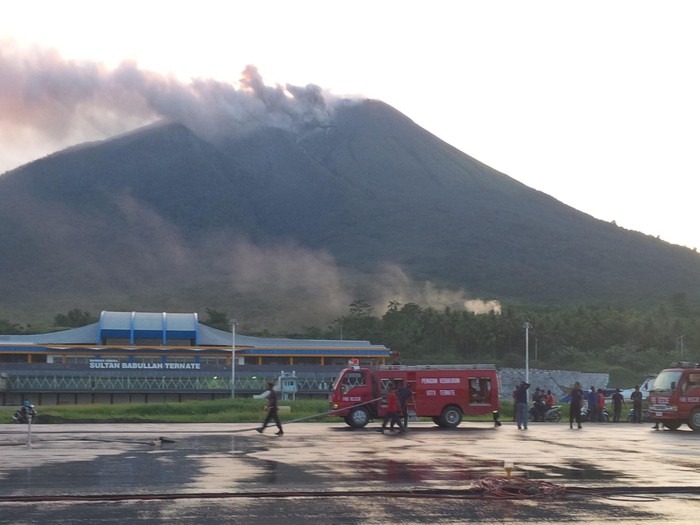 Gunung Gamalama di Ternate Malut Meletus
