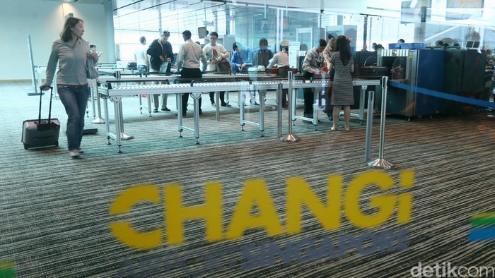 Sejumlah penumpang menikmati beristirahat di Boarding Room, Bandara Changi, Singapura, Senin (22/12/2014). Bandara Changi merupakan salah satu bandara yang megah dan nyaman di dunia. Saat ini Changi Airport Group sedang membangun terminal 4 untuk mengantisipasi terus bertambahnya jumlah penumpang. Terminal ini akan melengkapi 3 terminal Bandara Changi.