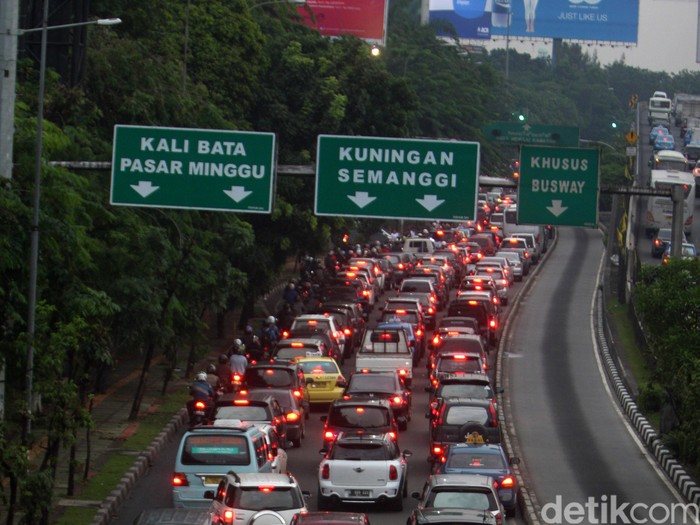 Lalu Lintas di Jakarta Masih Padat Merayap Malam ini