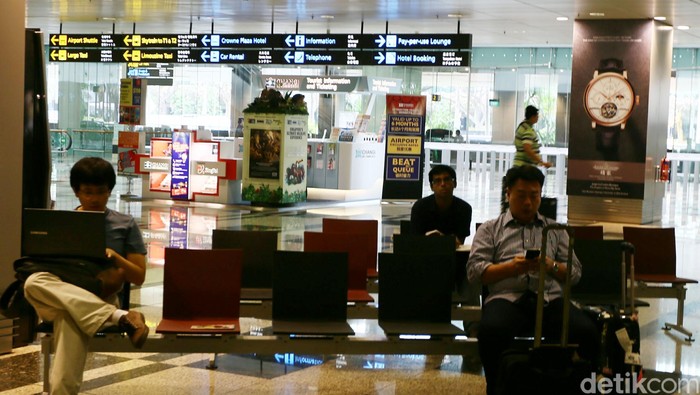 Sejumlah penumpang menikmati beristirahat di Boarding Room, Bandara Changi, Singapura, Senin (22/12/2014). Bandara Changi merupakan salah satu bandara yang megah dan nyaman di dunia. Saat ini Changi Airport Group sedang membangun terminal 4 untuk mengantisipasi terus bertambahnya jumlah penumpang. Terminal ini akan melengkapi 3 terminal Bandara Changi.