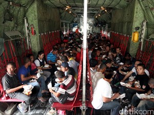 Suasana Kabin Pesawat Hercules Saat Kosong dan Penuh Penumpang