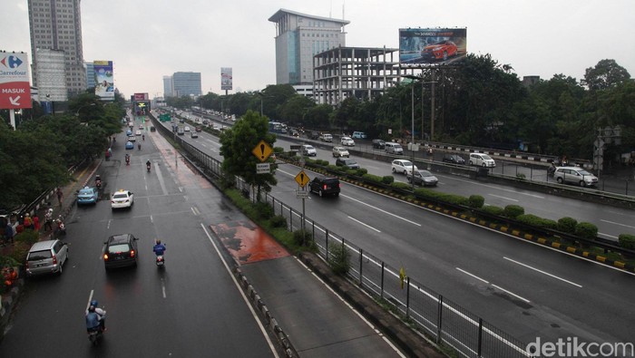 Tidak macet seperti biasanya, sejumlah Jalan di Jakarta sepi saat libur panjang natal dan tahun baru seperti yang terlihat di jalan protokoler MT Haryono, jakarta (26/12/2014).