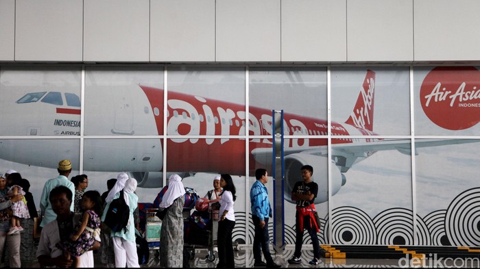 Terminal 3 Bandara Soekarno-Hatta, Minggu (28/12/2014) petang, counter check in AirAsia beroperasi normal, termasuk check in mandiri. Di counter AirAsia di Terminal 3 tampak dijaga beberapa staf. Pesawat AirAsia QZ8501 rute Surabaya-Singapura hilang kontak sejak pukul 06.17 WIB hingga pukul 17.00 WIB belum ditemukan. Operasional AirAsia di Bandara Soekarno-Hatta, Cengkareng, normal.