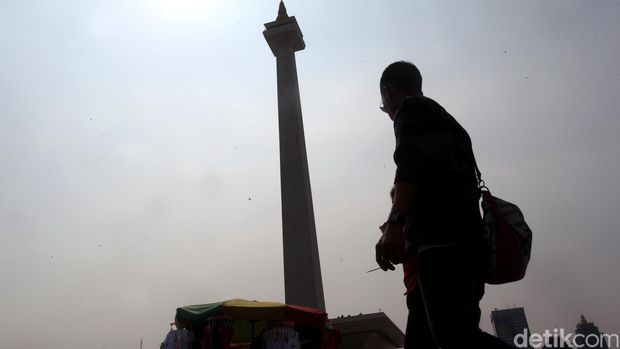 Libur Natal Monas Dipenuhi Pengunjung Monumen Nasional (Monas) menjadi alternatif warga DKI Jakarta untuk mengisi liburan natal. Seperti yang terjadi Kamis (25/12/2014), ribuan warga menikmati suasana Monas yang hijau yang terletak berseberangan dengan Istana Negara, Jakarta. Untuk bisa berada di puncak Monas, pengunjung harus rela mengantre selama berjam-jam.