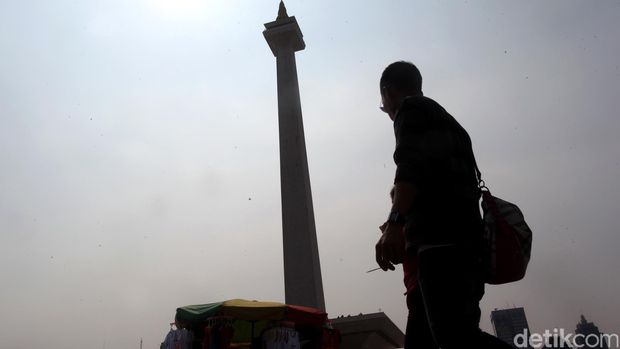 Monumen Nasional (Monas) menjadi alternatif warga DKI Jakarta untuk mengisi liburan natal. Seperti yang terjadi Kamis (25/12/2014), ribuan warga menikmati suasana Monas yang hijau yang terletak berseberangan dengan Istana Negara, Jakarta. Untuk bisa berada di puncak Monas, pengunjung harus rela mengantre selama berjam-jam.