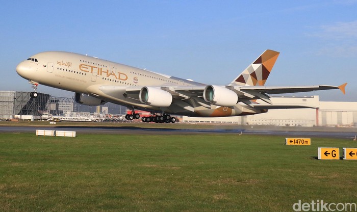 Pesawat Air Bus A380 Etihad.