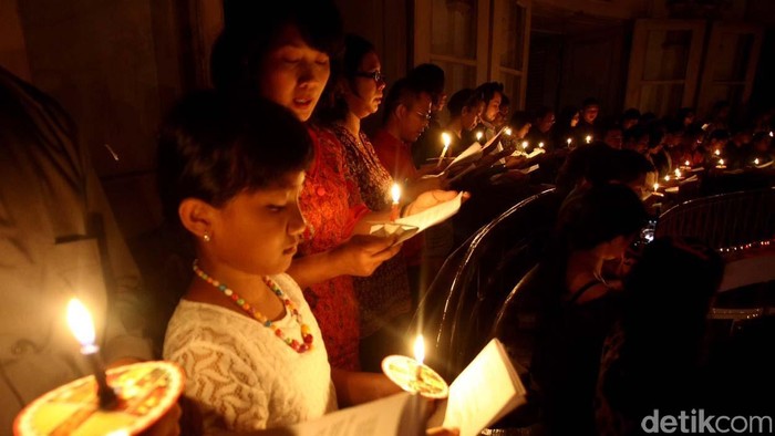 Ratusan umat Nasrani menggelar misa Natal di Gereja Immanuel Jakarta Pusat, Rabu (24/12/2014) malam. Ratusan lilin yang dibawa oleh para jemaat akhirnya dihidupkan sebagai tanda penutup perjamuan dan pergumulan dalam misa natal tahun 2014 di gereja tersebut.