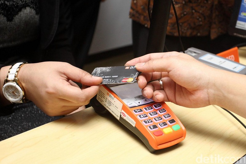 PT Bank Negara Indonesia (Persero) Tbk atau BNI memastikan pembayaran paspor menjadi lebih mudah, Selasa (30/12/2014). Kini, selain membayar tunai, pembuat paspor juga dapat membayar dengan menggunakan Kartu Debit dan Kredit melalui fasilitas mesin electronic data capture (EDC) BNI yang akan terpasang di 121 Kantor Imigrasi di Indonesia.