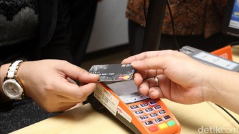 Edward Bellamy ramal kartu debit pada tahun 1888: Kartu debit mulai dipakai uas akhir 1980an. Penulis fiksi ilmiah Edward Bellamy menggambarkan konsepnnya dalam novel utopis Looking Backward, 2000-1887. Dalam bab IX, tokoh Dr. Leete menjelaskan pada Mr. West bahwa di dunia baru, “Sebuah kartu kredit dikeluarkan untuknya, yang dengannya ia membeli barang-barang, apapun yang dia inginkan.” Foto: Rachman Haryanto