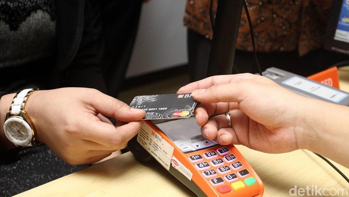 PT Bank Negara Indonesia (Persero) Tbk atau BNI memastikan pembayaran paspor menjadi lebih mudah, Selasa (30/12/2014). Kini, selain membayar tunai, pembuat paspor juga dapat membayar dengan menggunakan Kartu Debit dan Kredit melalui fasilitas mesin electronic data capture (EDC) BNI yang akan terpasang di 121 Kantor Imigrasi di Indonesia.