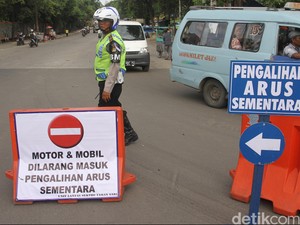 Cerita Warga Jatiwaringin yang Berangkat Subuh Karena Jalan Ditutup