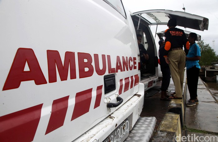 Barisan Ambulans berderet di Pelabuhan Kumai, Pangkalan Bun, Kotawaringin Barat, Kalimantan Tengah, Rabu (31/12/2014). Seluruh jajaran dari Tim Kesehatan, Tim Sar dan TNI bersiap menerima korban AirAsia jika evakuasi korban melalui jalur udara terhambat karena buruknya cuaca disekitar lokasi dan harus dibawa melalui jalur laut. Korban yang datang di pelabuhan Kumai selanjutnya akan dibawa dengan ambulans ke Pangkalan Udara Pangkalan Bun.