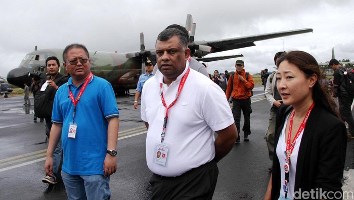 CEO AirAsia, Tony Fernandes, memantau proses evakuasi korban kecelakaan pesawat Air Asia QZ8501 di Pangkalan Bun, Kalimantan Tengah, Rabu (31/12/2014). Mengenakan pakaian kemeja berkerah berwarna putih, taipan di bidang penerbangan itu kemudian langsung masuk ke dalam ruang tamu Posko Pencarian Air Asia untuk mencari informasi dan kelanjutan proses evakuasi para korban tersebut. Kedatangan Tony langsung disambut oleh Deputi Bidang Potensi SAR, Marsekal Pertama TNI Sunarbowo Sandi, Panglima komando operasi (Pangkop) II Marsekal Muda Abdul Muis, Pangkop I Marsekal Muda Agus Dwi Putranto, Kapolda Brigjen Hermanu, dan Wakil Gubernur Kalteng Achmad Diran.