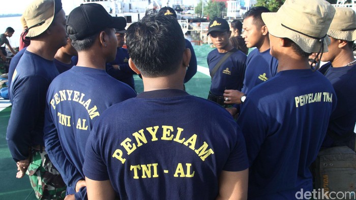 Tim penyelam dari TNI Angkatan Laut melakukan persiapan di kapal KN SAR 101 Purwerejo di Pelabuhan Kumai, Pangkalan Bun, Kotawaringin Barat, Kalimantan Tengah, Kamis (01/01/2015). Tim penyelam dari TNI AL dibantu dengan Basarnas kembali mencoba untuk mendekati titik jatuhnya pesawat AirAsia setelah kemarin gagal mencapai titik jatuhnya pesawat akibat cuaca buruk.